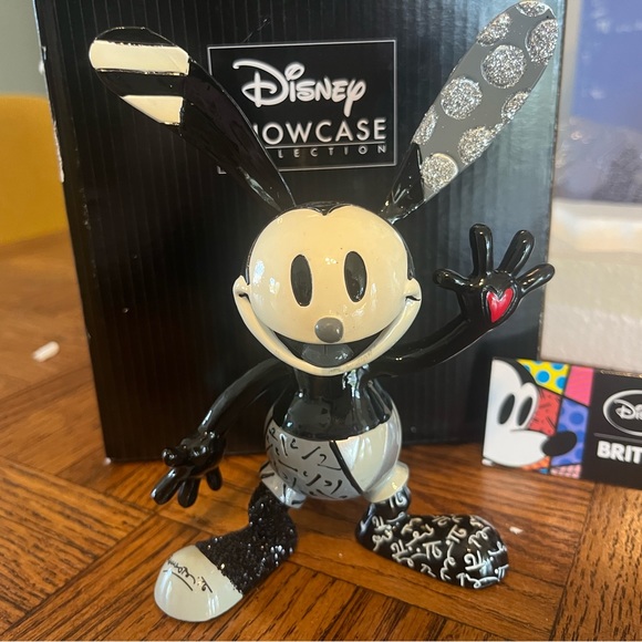 Britto Oswald Statue - Picture 2 of 6